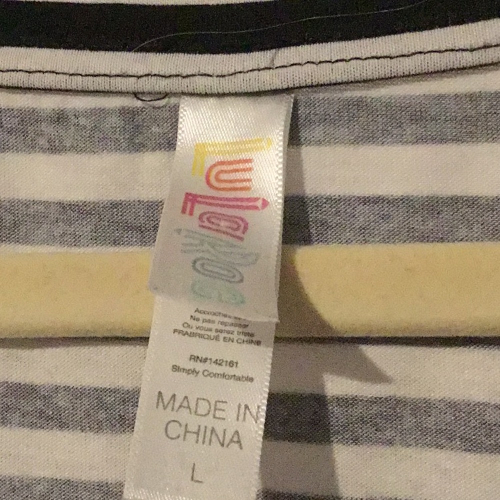 LulaRoe v neck T shirt black and white L - Picture 2 of 3